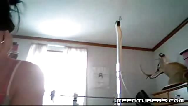 Giovane fica mora si masturba mentre parla al telefono