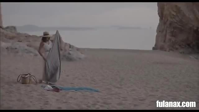 Sesso in spiaggia deserta