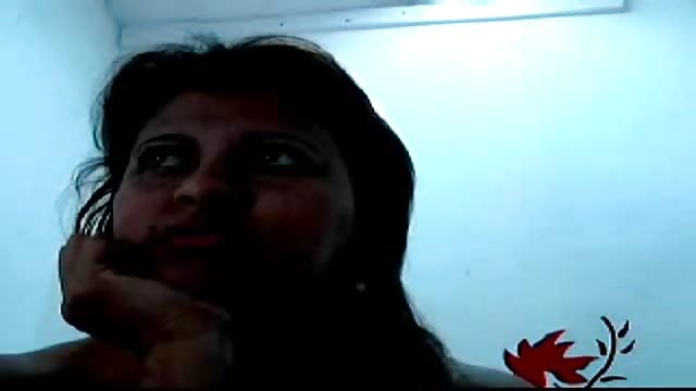 Brutta donna dell'est con grosse bocce in cam
