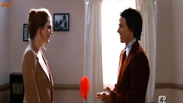 Attrice rossa famosa in una scena di nudo